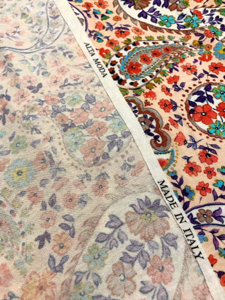 Трикотаж ПЕЙСЛИ на нежно - персиковом фоне ткань