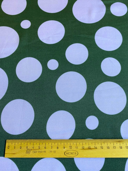 Вискоза КРУПНЫЙ ГОРОХ на зеленом