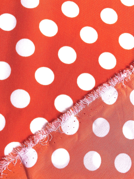 Поливискоза ГОРОШКИ БЕЛЫЕ на оранжевом
