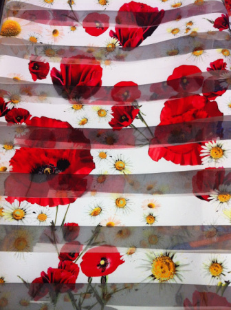 Органза-тафта Россыпь маков и ромашек молочный