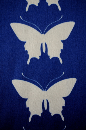 Креп "Бежевые бабочки" синий
