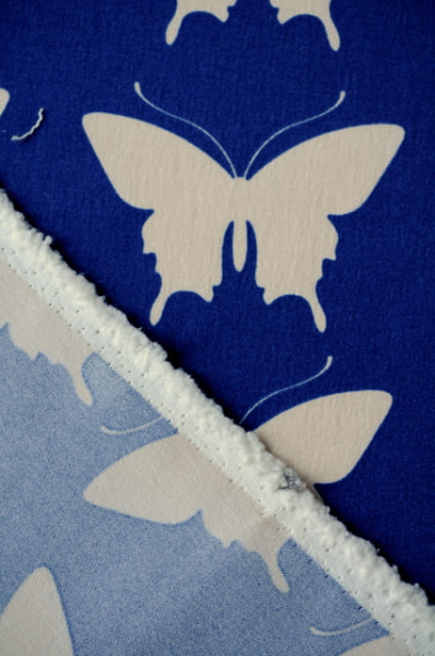 Креп плательно - костюмный Бежевые бабочки на синем фоне 4