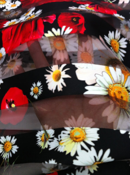 Органза-тафта Россыпь маков и ромашек черный 2 Органза-тафта Россыпь маков и ромашек черный 2