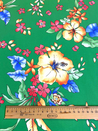Плащевка ЦВЕТЫ на зеленом фоне