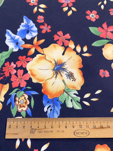 Плащевка ЦВЕТЫ на темно-синем фоне