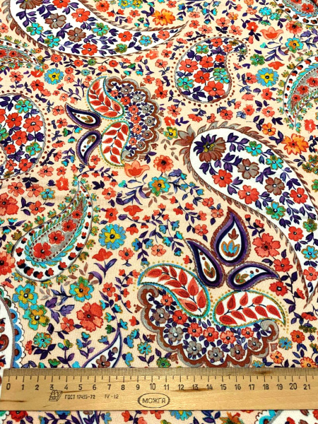 Трикотаж ПЕЙСЛИ на нежно - персиковом фоне ткань