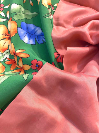 Плащевка ЦВЕТЫ на зеленом фоне