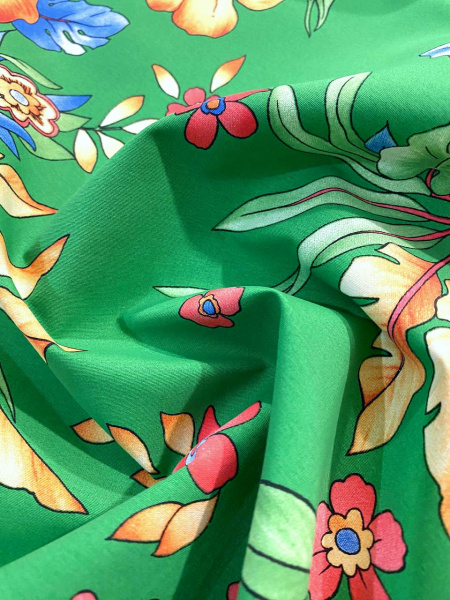 Плащевка ЦВЕТЫ на зеленом фоне