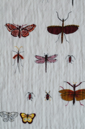 Креп плательно - блузочный Милые насекомые цвет молочный 1