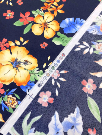 Плащевка ЦВЕТЫ на темно-синем фоне