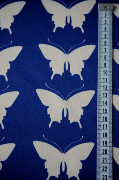Креп плательно - костюмный Бежевые бабочки на синем фоне 2