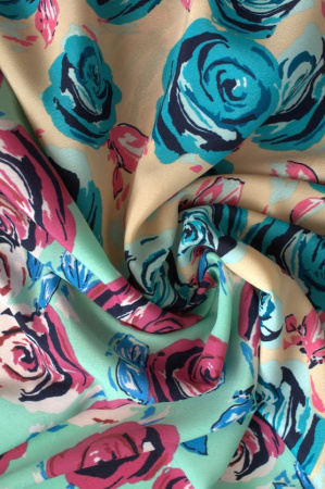 Креп плательно-блузочный БИРЮЗОВЫЕ РОЗЫ персиковый mix 2