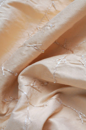 Тафта ВЫШИТЫЕ ВЕТОЧКИ фон крем - брюле ткань