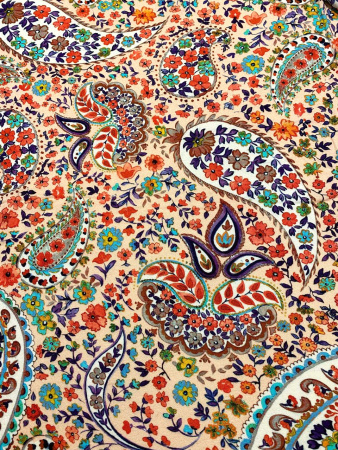 Трикотаж ПЕЙСЛИ на нежно - персиковом фоне ткань