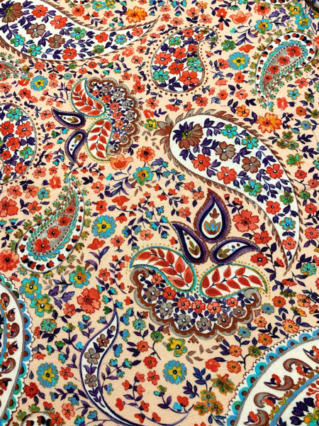 Трикотаж ПЕЙСЛИ на нежно - персиковом фоне ткань