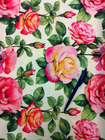 Креп плательно-костюмный Розарий на молочном 2