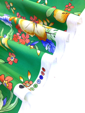 Плащевка ЦВЕТЫ на зеленом фоне