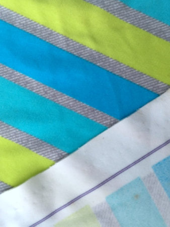 Бифлекс для купальников Полосы бирюзово - зеленый неон на сером фоне 2