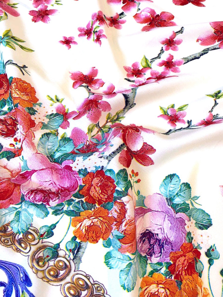 Штапель ИТАЛЬЯНСКАЯ ВЕСНА фон молочный