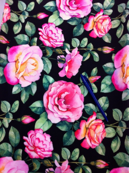 Креп плательно-костюмный Розарий на черном 2