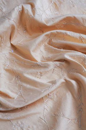 Тафта ВЫШИТЫЕ ВЕТОЧКИ фон крем - брюле ткань