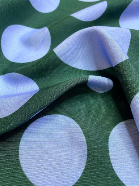 Вискоза КРУПНЫЙ ГОРОХ на зеленом