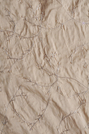 Тафта ВЫШИТЫЕ ВЕТОЧКИ фон крем - брюле ткань