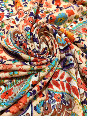 Трикотаж ПЕЙСЛИ на нежно - персиковом фоне ткань