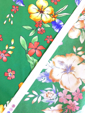 Плащевка ЦВЕТЫ на зеленом фоне