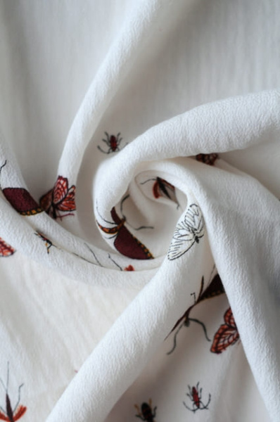 Креп плательно - блузочный Милые насекомые цвет молочный 3