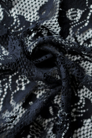 Кружевное полотно Цветы и веточки черный 3