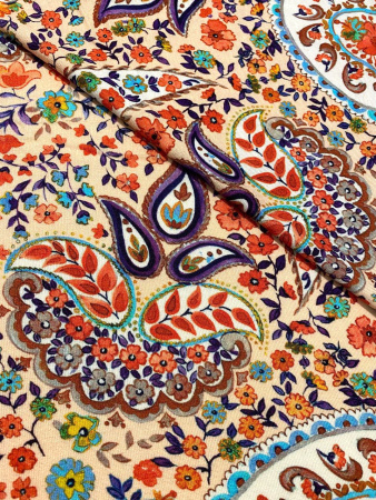 Трикотаж ПЕЙСЛИ на нежно - персиковом фоне ткань